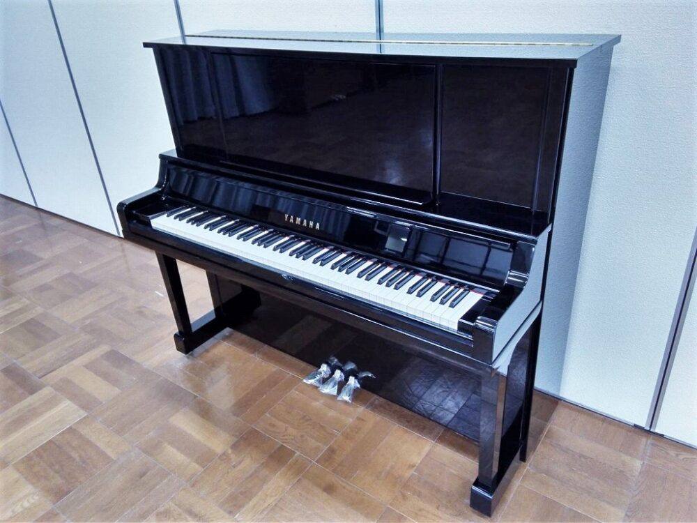 Used piano UX30A overall picture