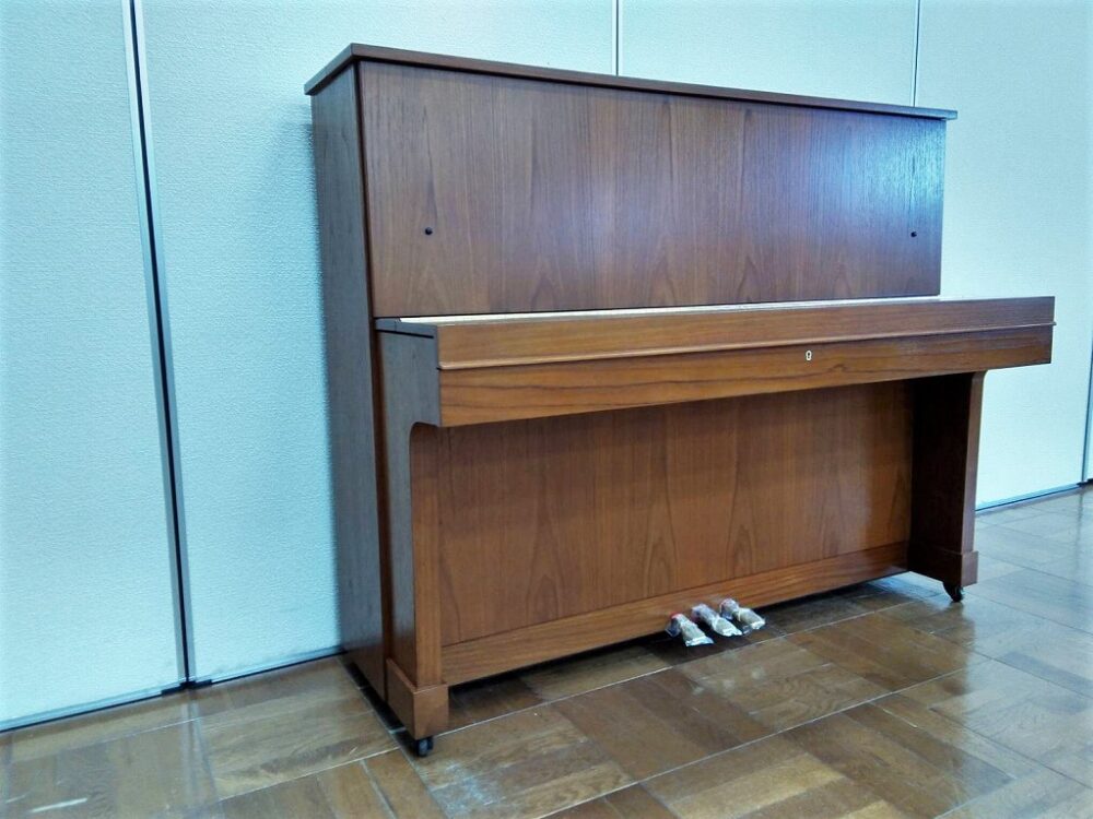 Used piano W103B overall picture2